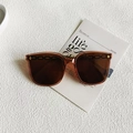 Bernsteinfarbene quadratische Sonnenbrille mit dickem Rahmen und goldenem Stern - Transparentes Dunkles Schwarztee