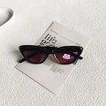 Kinder Katzenaugen Sonnenbrille in Schwarz mit lila Gläsern und pinkem Tiger-Aufkleber - Schwarz