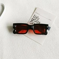 Lunettes de soleil carrées noires avec verres rouges et décorations de flèches - Monture noire verres rouges
