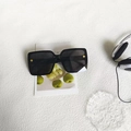 Gafas de sol negras de gran tamaño con detalles de flores doradas y cristales grises - Negro