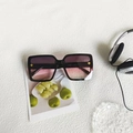 Gafas de sol cuadradas oversize con lentes degradadas negro-rosa y detalles de trébol - Rosa palo