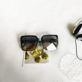 Fashionable square frame sunglasses featuring green gradient lenses and a thick retro frame - Blue
