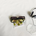 Gafas de sol negras de gran tamaño con lentes degradadas violetas y detalle de trébol dorado - Verde Grisáceo