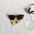 Retro-Cat-Eye-Sonnenbrille mit rotem Rahmen und dunklen Gläsern auf weißem Hintergrund - Burgunderrot