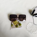 Lunettes de soleil carrées avec monture beige et verres dégradés marron sur fond blanc - Blanc Cassé