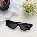 Retro zwarte cat-eye zonnebril met glanzend montuur en donkere glazen - Zwart en Grijs