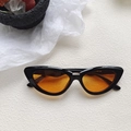 Retro cat-eye zonnebril met dik zwart frame en levendige oranje glazen - Zwart Oranje