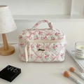 Détail de la trousse de toilette matelassée à fleurs avec poignée et rubans soyeux - Grand Style Porté Main / Rose avec Nœud Rose