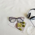 Retro cat-eye sunglasses with dark tortoiseshell frames and light purple interior - Beige Tortoiseshell