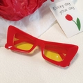 Lunettes de soleil œil-de-chat rétro avec monture rouge et verres jaunes sur fond rouge - Rétro Œil de Chat Monture Rouge Verres Jaunes (ZN3665)