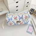 Detailaufnahme der gesteppten Federtasche mit Blumenmuster und Schleifen-Reißverschluss - Blaue Schleife