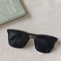 Lunettes de soleil carrées avec monture grise transparente et verres teintés sombres - Monture Gris Transparent & Verres Gris