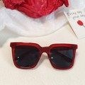 Lunettes de soleil rétro surdimensionnées avec monture rouge et verres foncés - Style Rétro Monture Rouge Surdimensionnée (ZN3539)