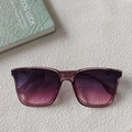 Lunettes de soleil carrées oversize avec monture violette et verres dégradés - Violet Rose Transparent