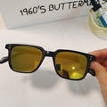 Lunettes de soleil vintage noires mates avec des verres miroirs jaunes vifs - Style Rectangle Rétro Monture Noire Verres Jaunes