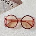 Occhiali da sole rotondi oversize con montatura larga rosa-arancio su rivista Vogue - Rosa