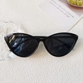 Occhiali da sole cat-eye con montatura nera sottile e lenti scure per uno stile retrò chic - Nero e Grigio