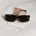 Gafas de sol rectangulares retro con montura de carey y lentes oscuras sobre fondo - Estampado de leopardo