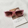 Gafas de sol rectangulares con montura rosa translúcida y lentes oscuras de moda - Rosa