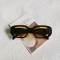 Lunettes de soleil noires carrées élégantes avec verres foncés pour un look très tendance - Monture Noire Verres Jaunes