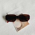 Lunettes de soleil rectangulaires en écaille de tortue marron avec verres foncés anti-UV - Thé Sombre Transparent