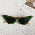 Occhiali da sole cat-eye moderni verde scuro e rosa per un look street style di tendenza - Verde Frutta Aste Rosa