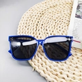 Blaue quadratische Polarisations-Sonnenbrille für Kinder mit silbernen Punktakzenten - Blau