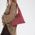 Burgunderfarbene Hobo-Tasche mit silbernen Nieten und matter Wildleder-Optik - Rot