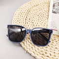 Polarisierte Kinder-Sonnenbrille mit dunkelblauem Quadratrahmen und schwarzen Gläsern - Graublau