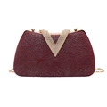 Elegante burgunderrote Abendtasche mit diamantbesetztem V-Verschluss und goldener Kette - Rot