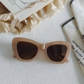 Occhiali da sole retrò cat-eye con montatura beige nuda e lenti marrone scuro vintage - Stile Occhio di Gatto Retrò (Tè al latte 4)