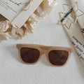 Occhiali da sole squadrati beige alla moda con lenti color tè scuro per un look trendy - Stile con Montatura Quadrata alla Moda (Tè al latte 5)