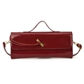 Bolso rectangular de charol rojo oscuro con hebilla de nudo dorado y bandolera - Burdeos