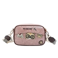 Roze cartoon kat doostas met retro lederen textuur en brede stoffen schouderriem - Roze