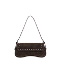 Bolso de hombro retro marrón oscuro con remaches plateados y textura vintage desgastada - Marrón