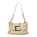 Schicke beige Cloud Bag mit Raffung, großer goldener Schnalle und Metallkettenriemen - Weiß