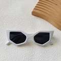 Lunettes de soleil œil-de-chat géométriques blanches avec verres noirs sur texture - Blanc