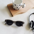 Occhiali da sole cat-eye retrò con montura marrone caffè e lenti grigie su vassoio - Grigio Premium