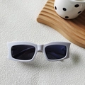 Moderne weiße Rechteck-Sonnenbrille mit dicken Rahmen und dunkelgrauen Gläsern, glänzend - Weiß