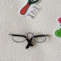 Nahaufnahme der silbernen Halbrahmen-Puppenbrille mit schwarzen Bügeln für 20 cm Puppen - Mini Silber