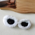 Occhiali da sole da donna cat-eye con montatura in peluche bianca e lenti scure - Rosa