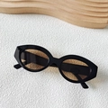 Retro-Oval-Sonnenbrille mit schwarzem Rahmen und braunen Gläsern auf weißem Grund - Dunkelbraun