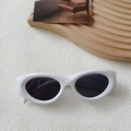 Kleine ovale Retro-Sonnenbrille mit weißem klobigem Rahmen und dunklen Gläsern - Porzellanweiß