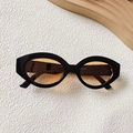 Retro-Oval-Sonnenbrille mit dickem schwarzem Rahmen und orangen Gläsern auf weißem Grund - Schwarz und Gelb