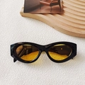 Retro-ovale Sonnenbrille mit schwarzem Glanzrahmen und bernsteingelben Gläsern - Schwarz und Gelb