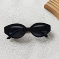 Retro schwarze ovale Sonnenbrille mit dickem glänzendem Rahmen und grauen Gläsern - Schwarz und Grau
