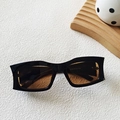 Trendige schwarze eckige Sonnenbrille mit braunen Gläsern und Modellnummer 13129 Details - Dunkelbraun