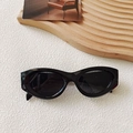 Retro-Sonnenbrille für Damen aus schwarzem Harz mit dunklen Gläsern auf einem Tablett - Schwarz und Grau