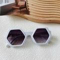 Modische weiße Sechseck-Sonnenbrille mit violetten Verlaufsgläsern für einen modernen Look - Weißer Rahmen Verlaufs-Grau