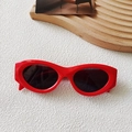 Retro ovale Sonnenbrille mit kräftigem rotem Rahmen und dunklen UV-Schutzgläsern - Rot